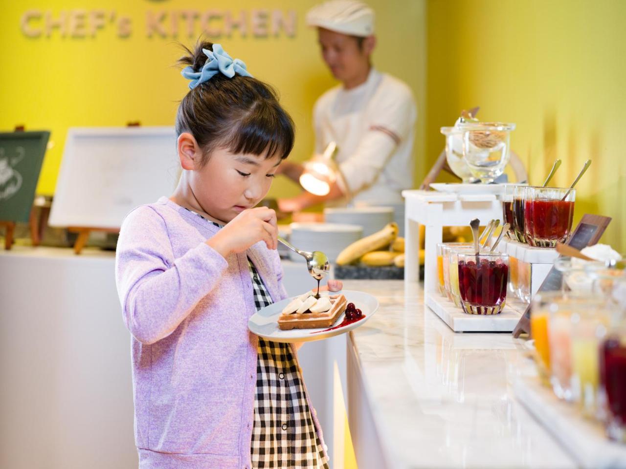 Omo7 Asahikawa By Hoshino Resorts Екстериор снимка A child eating dessert