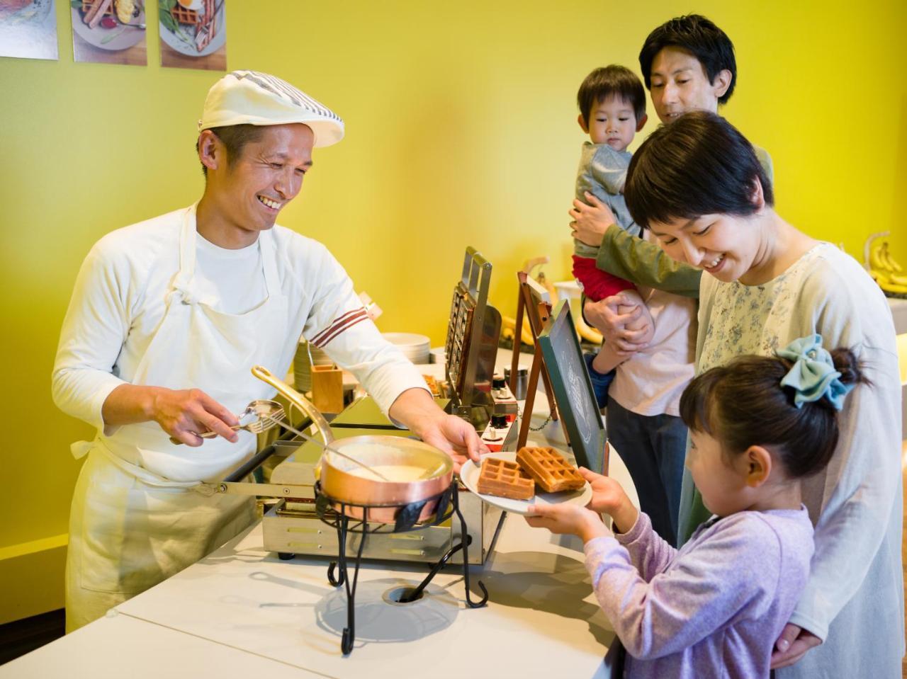 Omo7 Asahikawa By Hoshino Resorts Екстериор снимка A family at a buffet